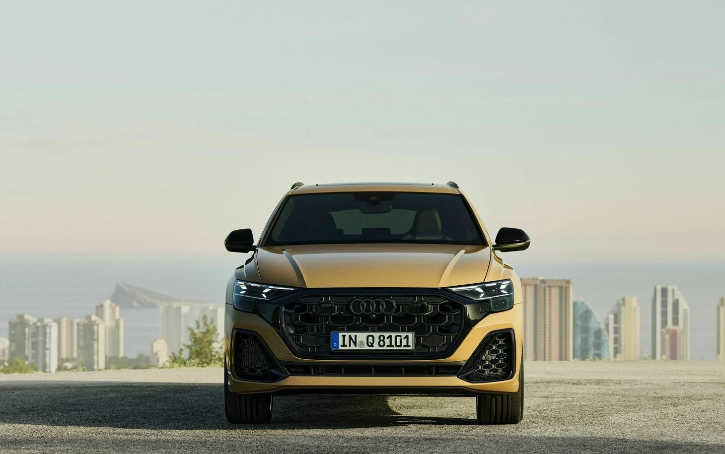 Audi Q8 po modernizaci v barvě Sakhir Gold při pohledu zepředu