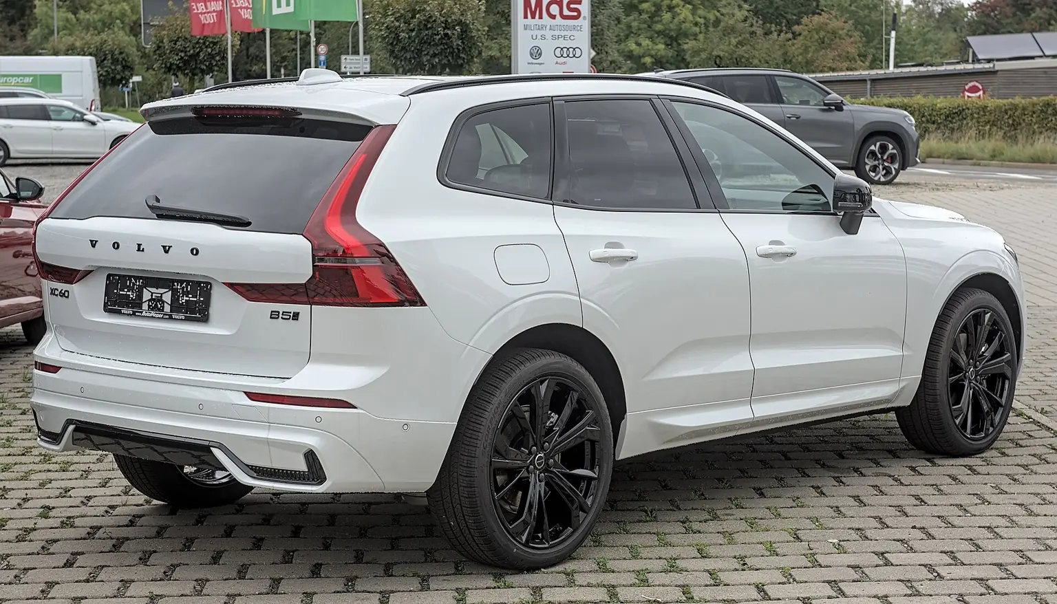 Bílé modernizované Volvo XC60 modelového roku 2026 zezadu