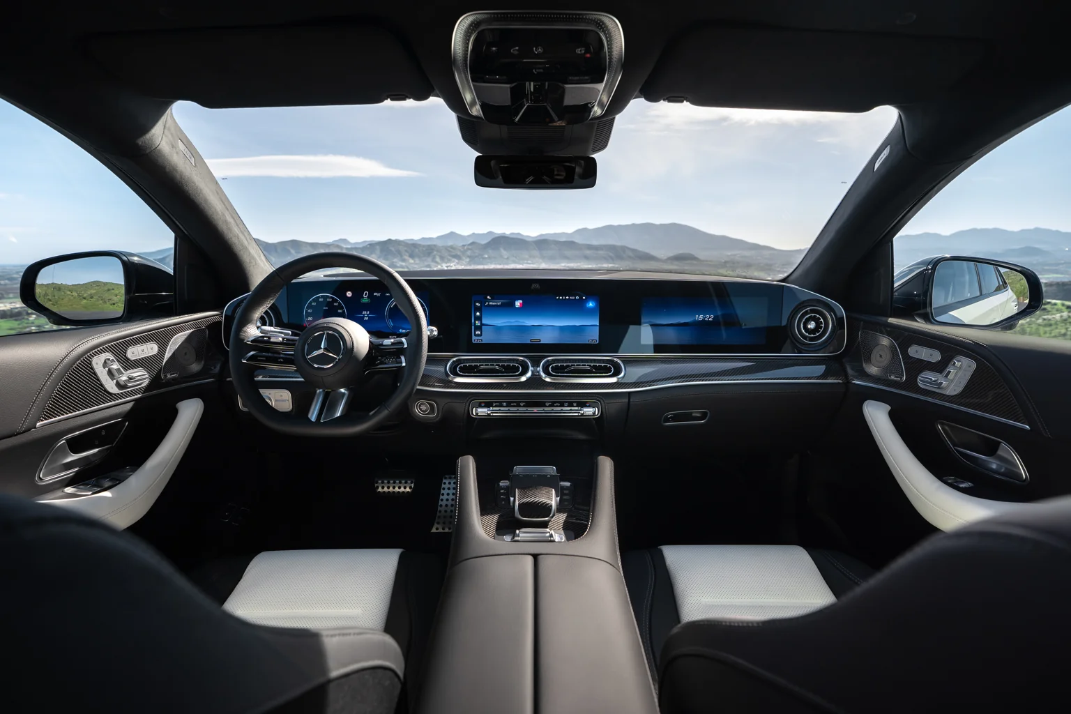 Palubní deska modernizovaného GLE Coupé se třemi obrazovkami