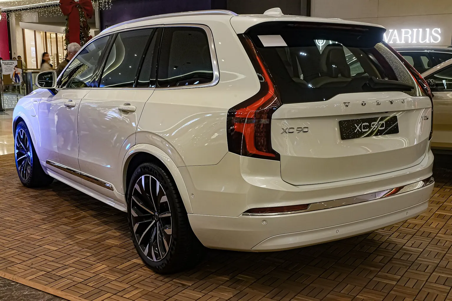 Bílé Volvo XC90 po druhé modernizaci při pohledu zezadu