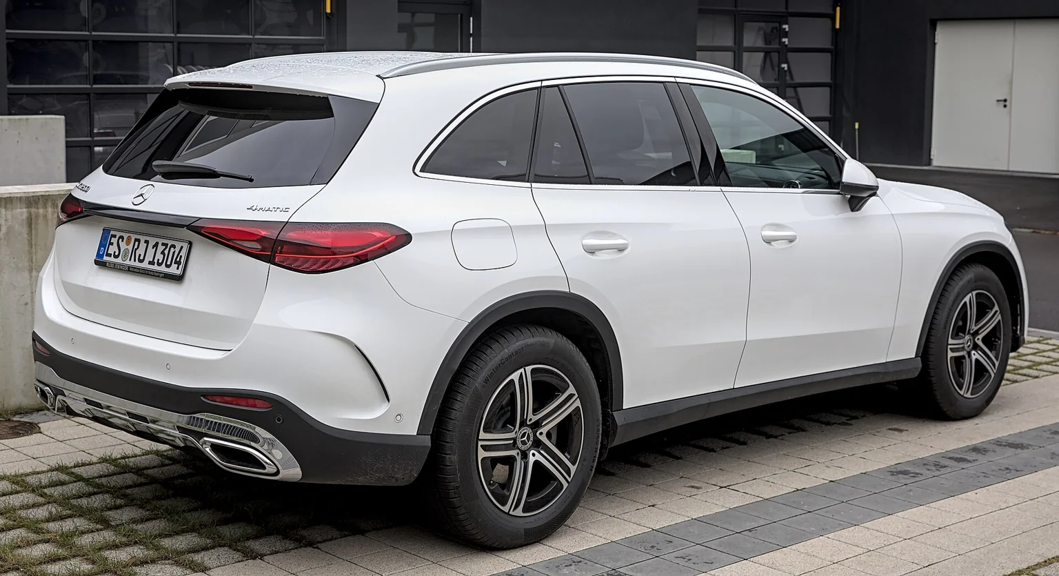 Bílé Mercedes-Benz GLC SUV generace X254 při pohledu zezadu