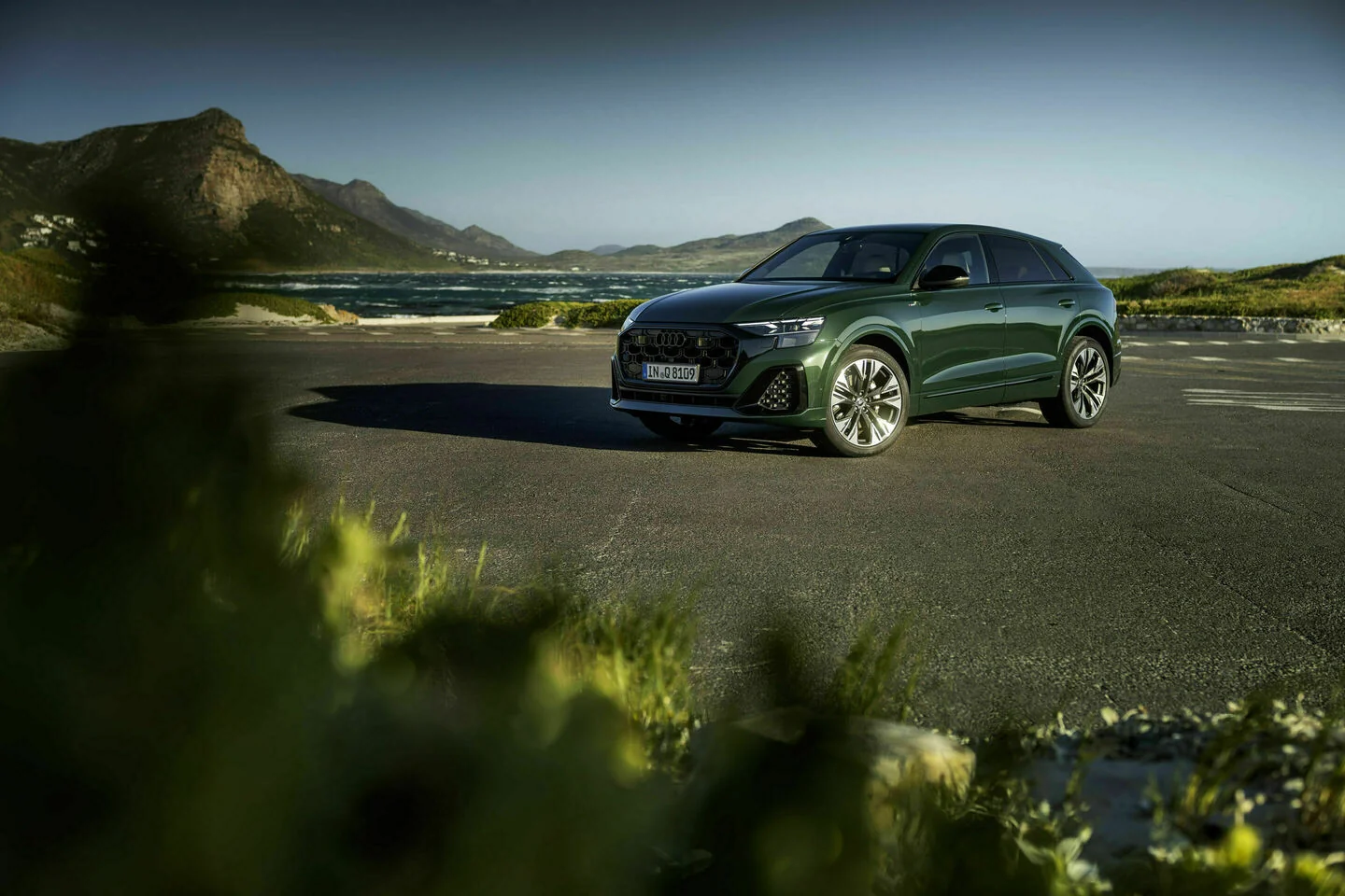 Zelená Audi Q8 po modernizaci při pohledu zepředu na silnici