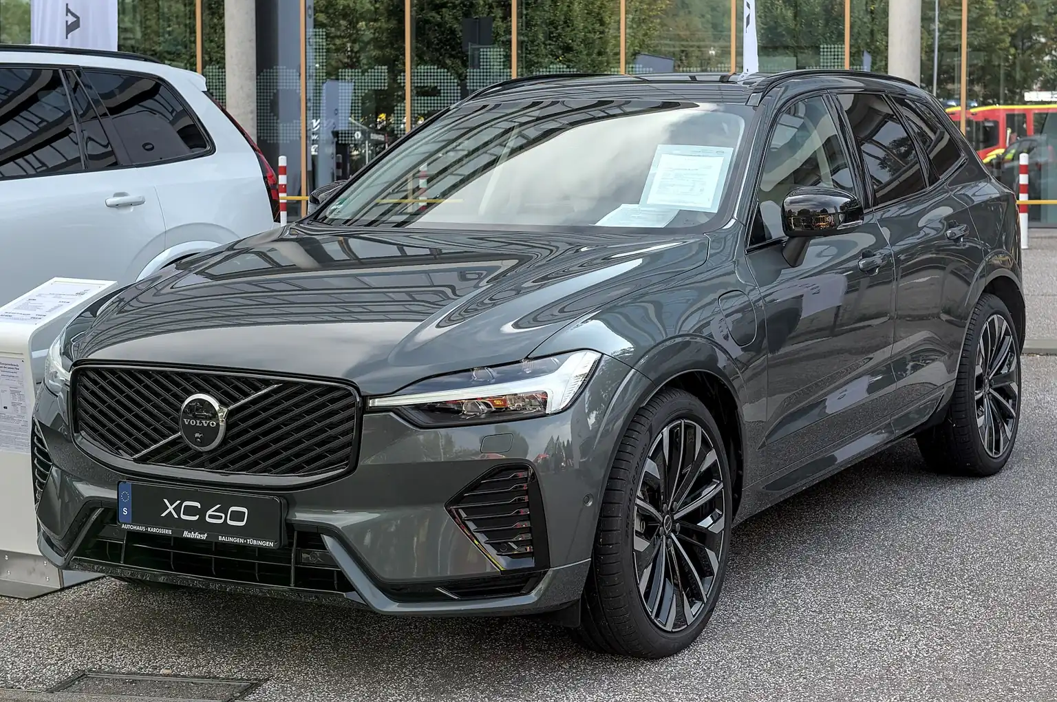 Šedé modernizované Volvo XC60 modelového roku 2026 zepředu