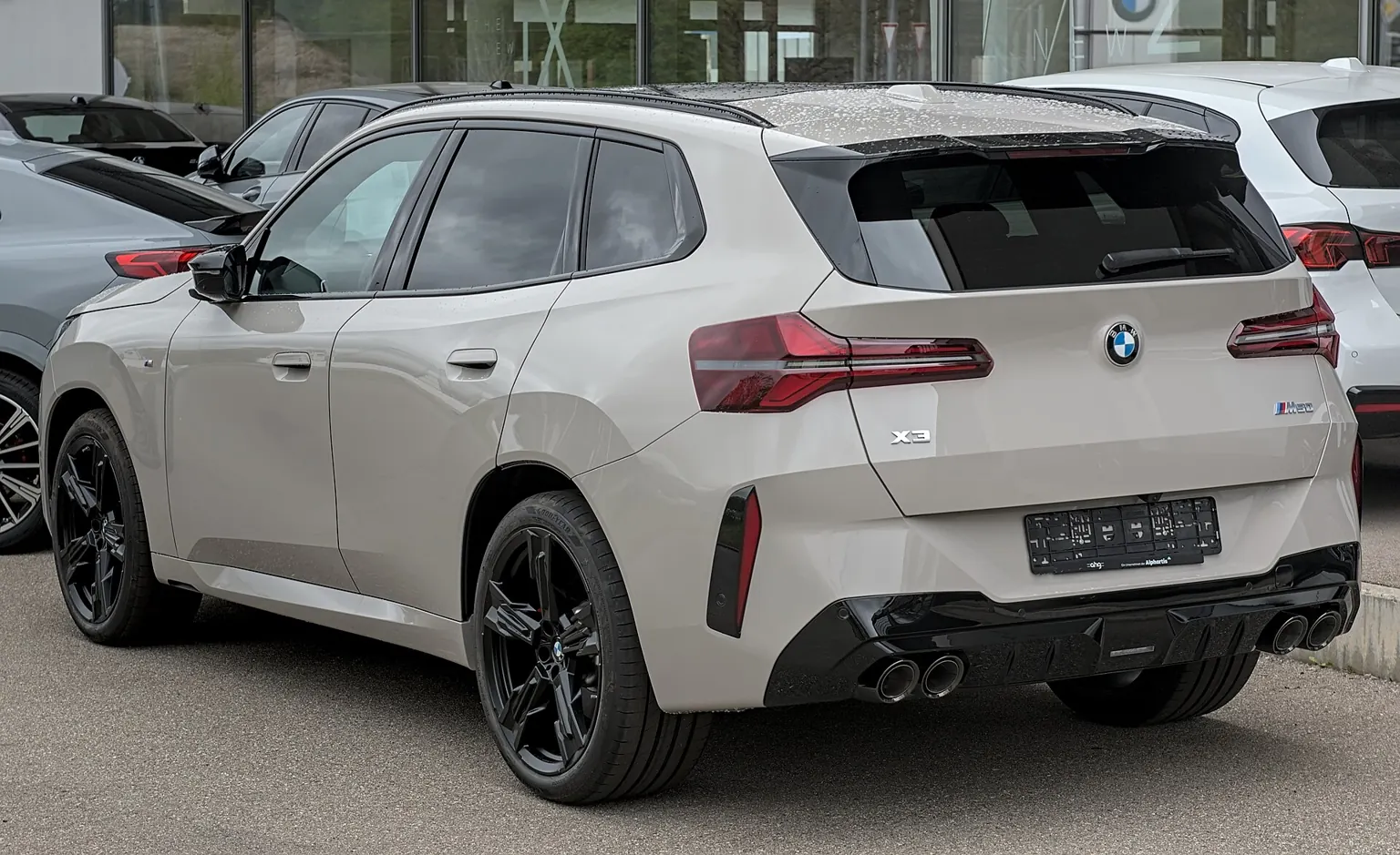 Bílé BMW X3 M50 generace G45 při pohledu zezadu
