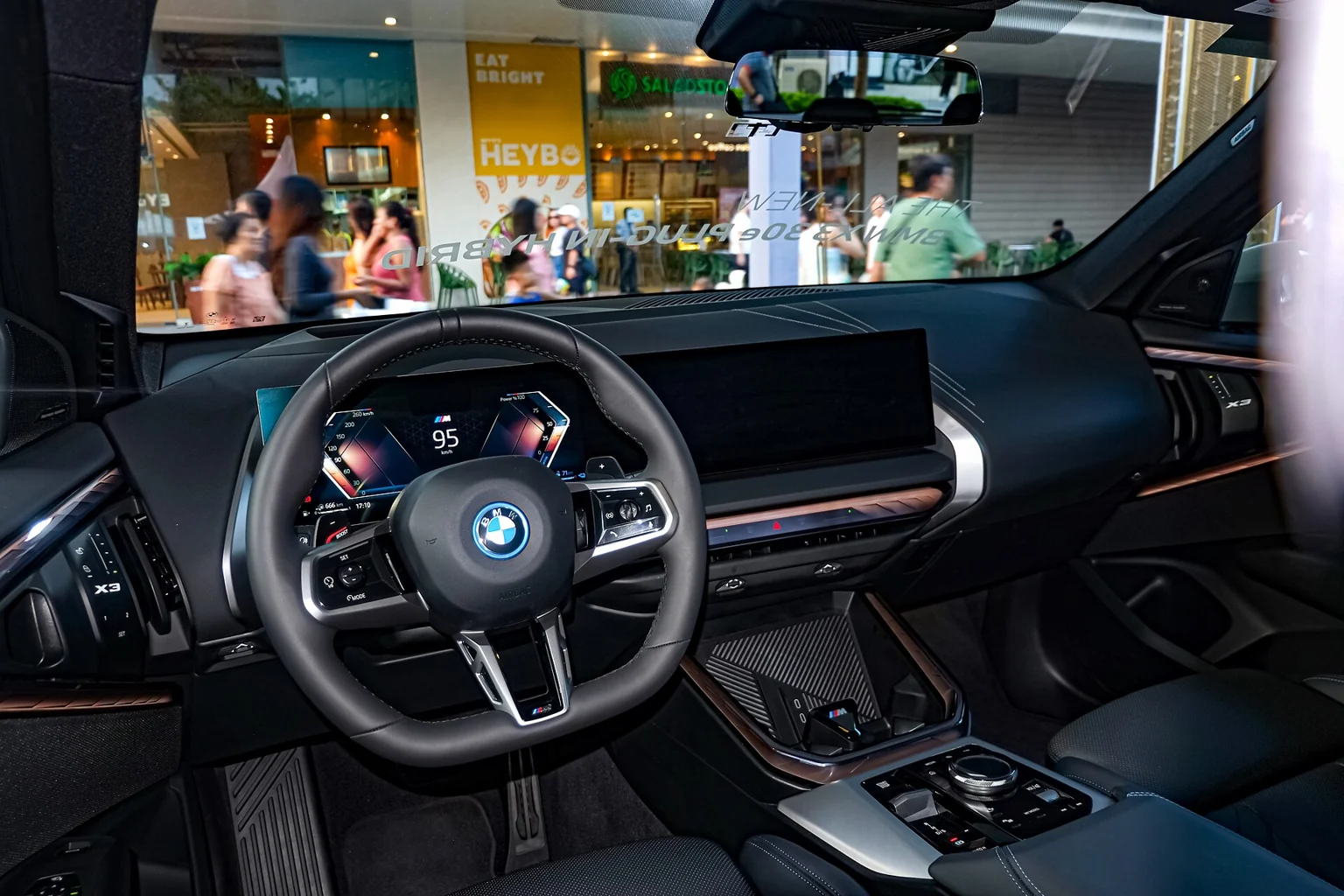 Palubní deska BMW X3 generace G45 se zakřiveným displejem