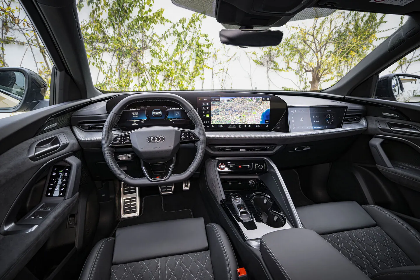 Palubní deska Audi Q5 třetí generace s panoramatickým displejem
