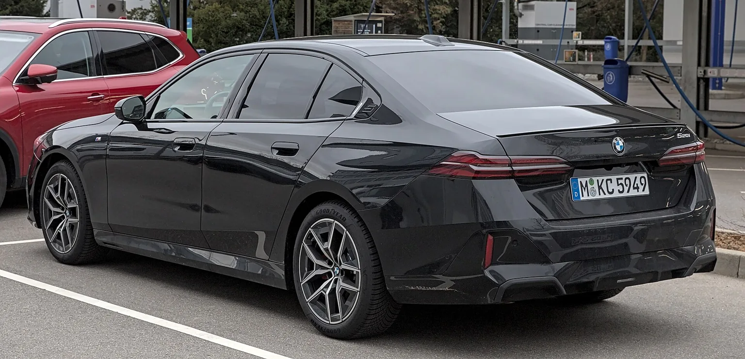 Šedé BMW 520i generace G60 při pohledu zezadu a z boku