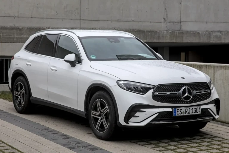 Bílé Mercedes-Benz GLC SUV generace X254 při pohledu zepředu