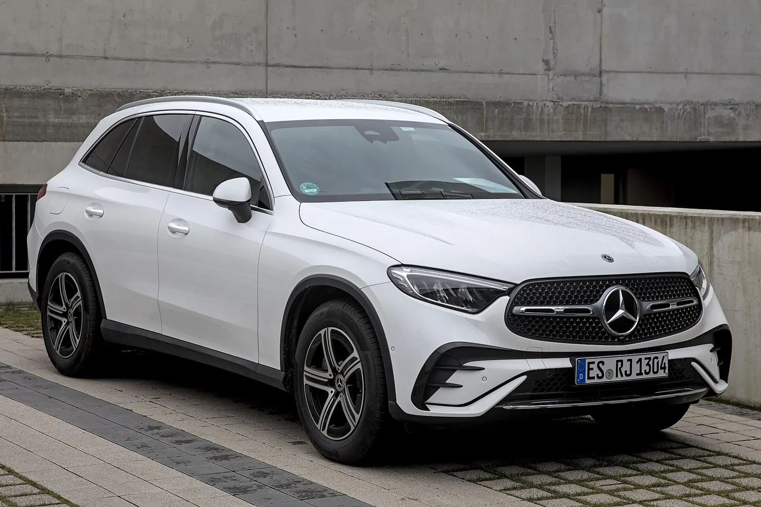 Bílé Mercedes-Benz GLC SUV generace X254 při pohledu zepředu