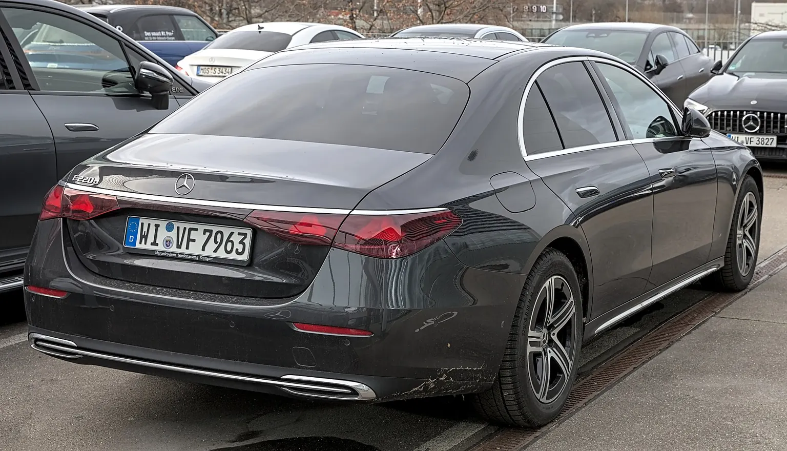 Šedý sedan Mercedes-Benz třídy E generace W214 zezadu