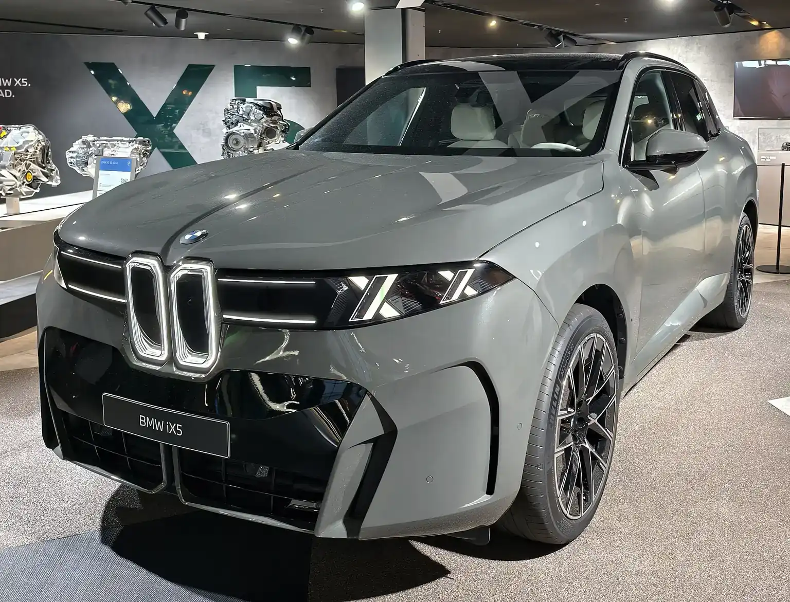 Elektrické BMW iX5 generace G65 při pohledu zepředu a z boku
