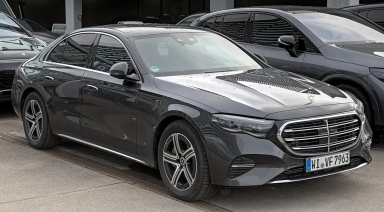 Šedý sedan Mercedes-Benz třídy E generace W214 zepředu