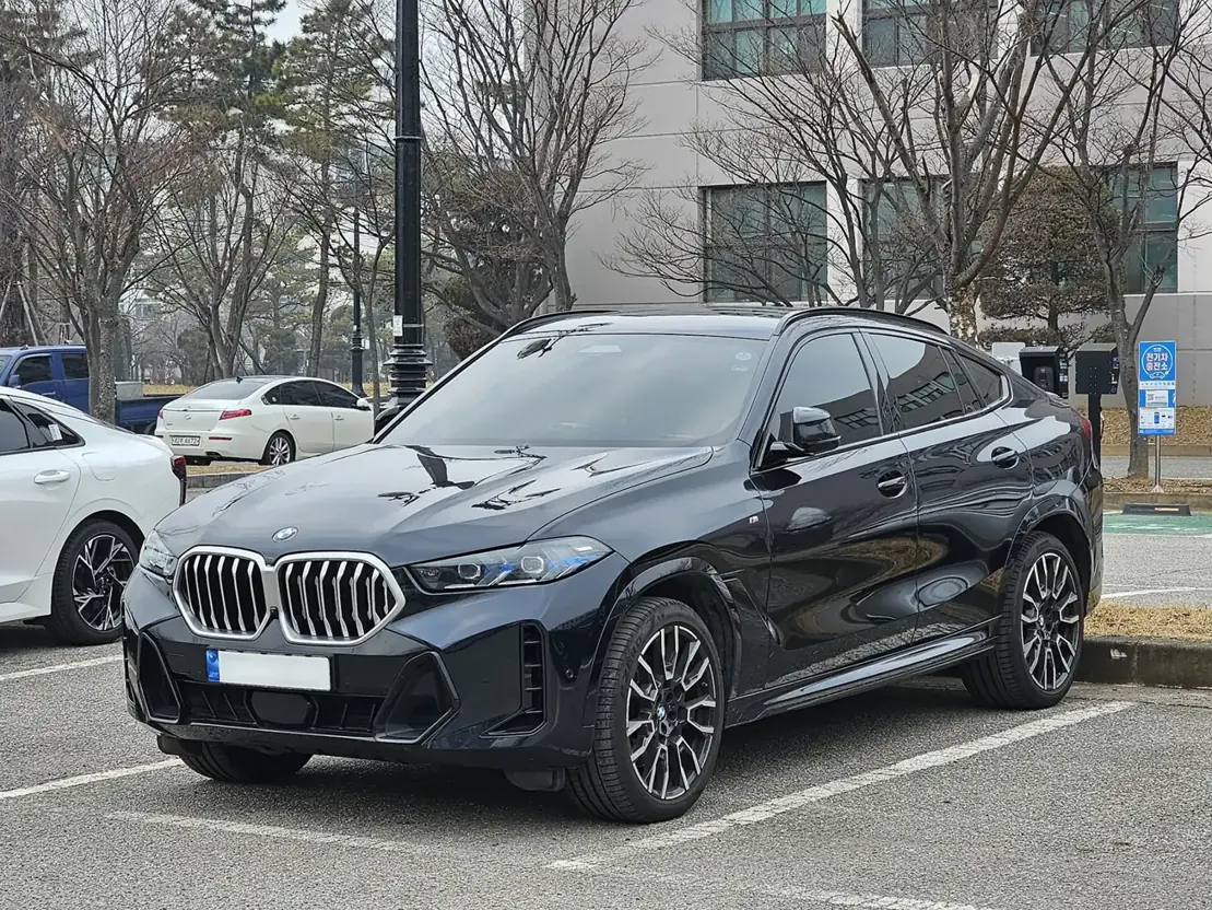 Černé BMW X6 generace G06 po modernizaci při pohledu zepředu