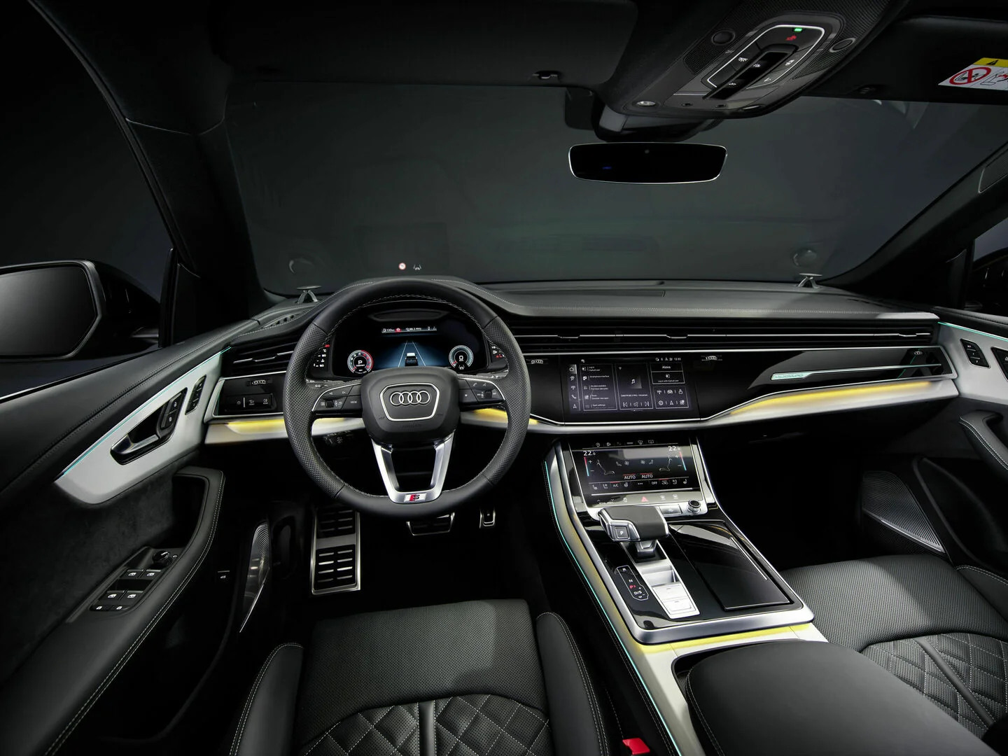 Palubní deska Audi Q8 po modernizaci s dvojicí středových displejů