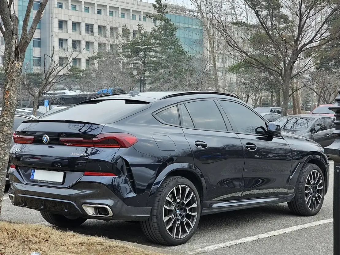 Černé BMW X6 po modernizaci při pohledu zezadu a z boku