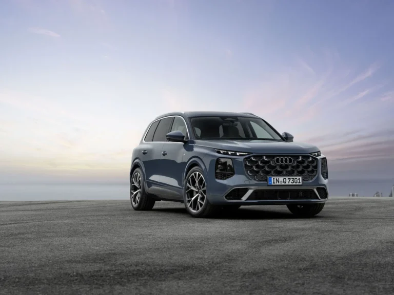 Nová Audi Q7 třetí generace v modré barvě při pohledu zepředu