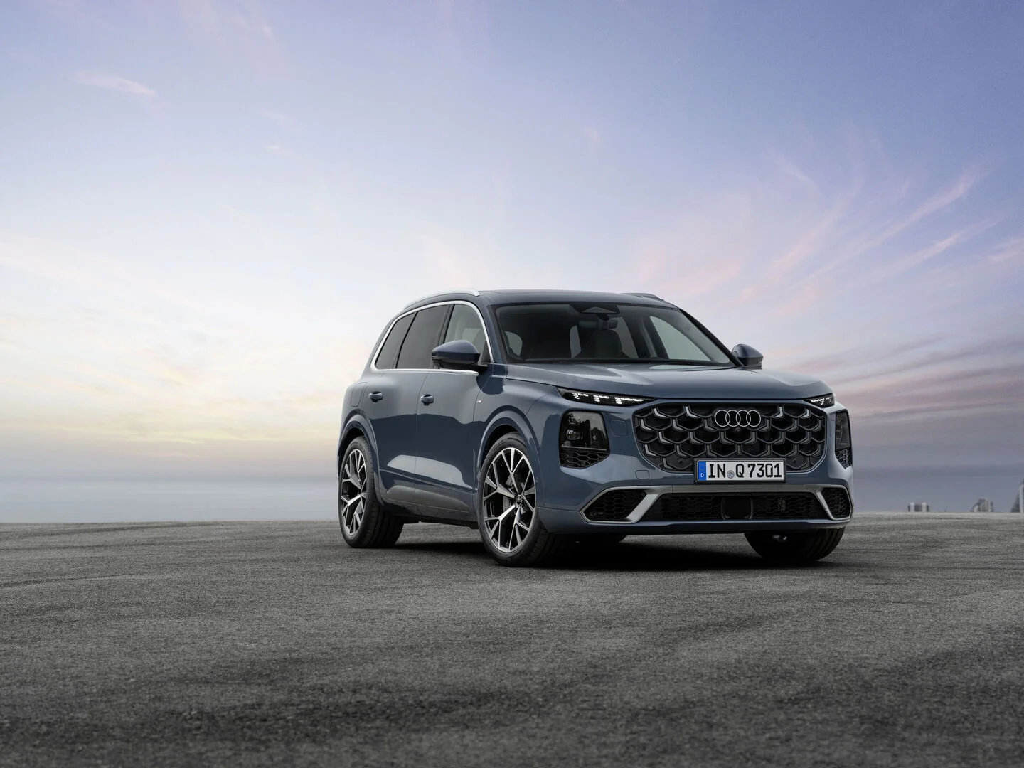 Nová Audi Q7 třetí generace v modré barvě při pohledu zepředu