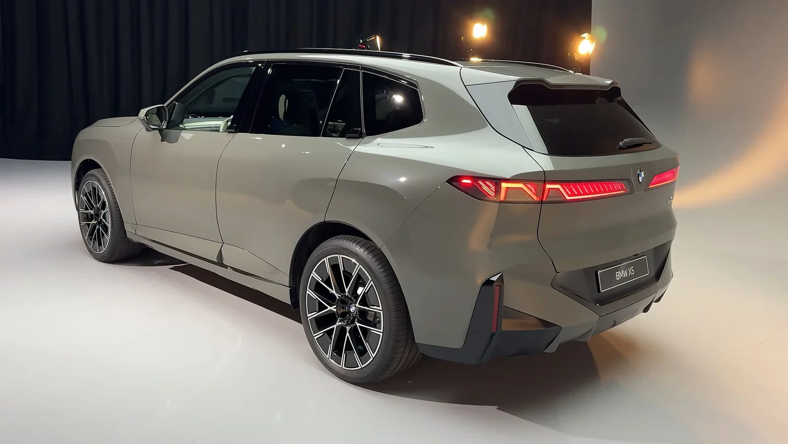 Elektrické BMW iX5 generace G65 při pohledu zezadu a z boku