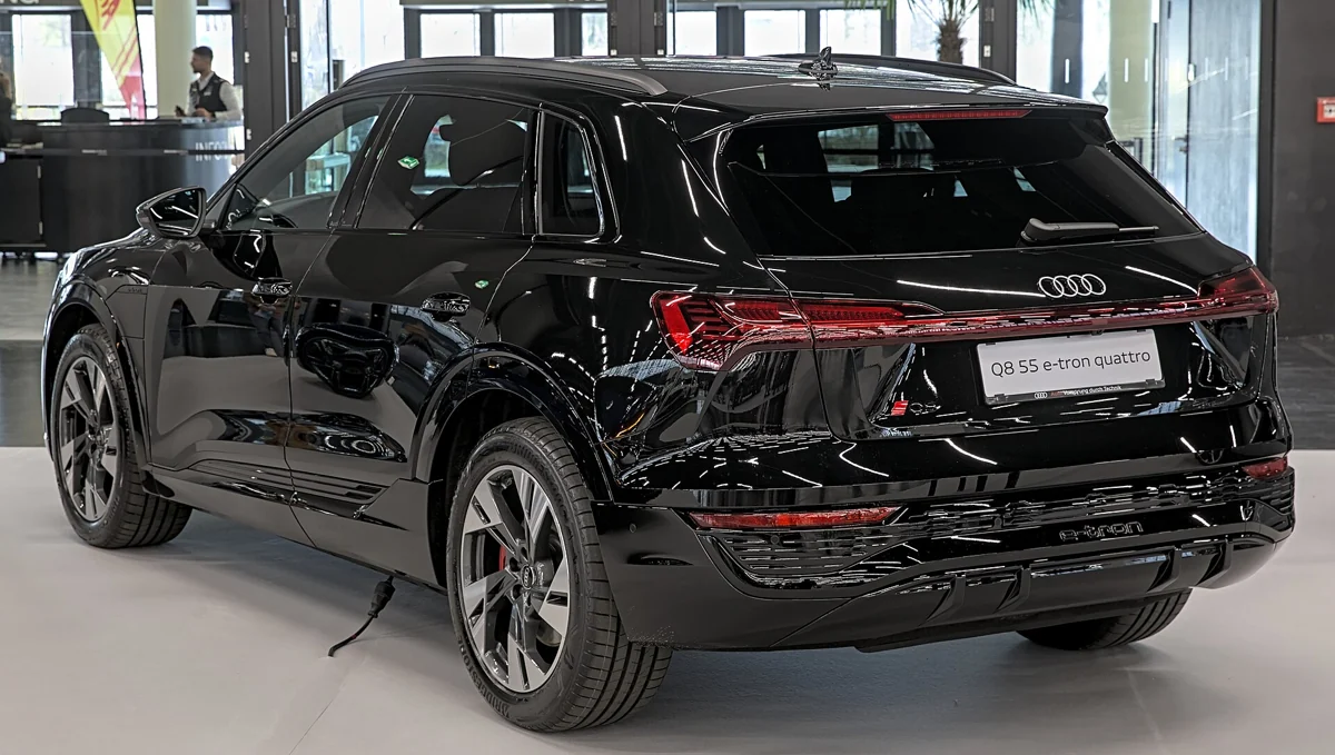 Audi Q8 e-tron v klasické karoserii SUV jako starší elektrická alternativa