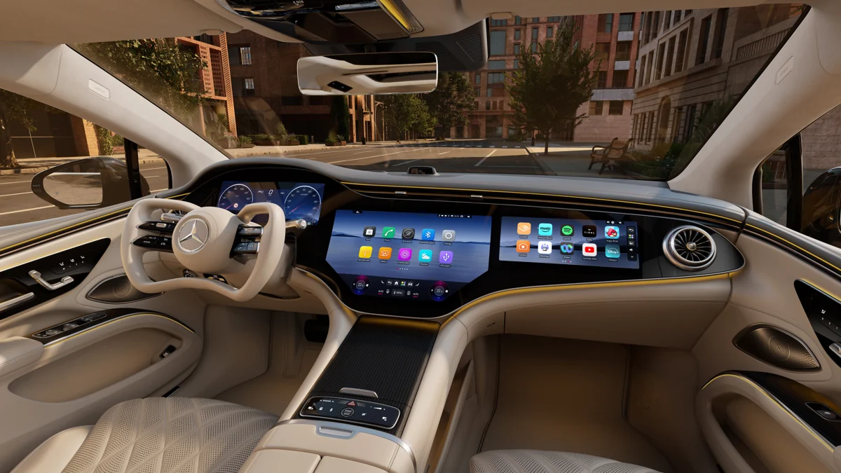 Interiér nového Mercedes-Benz EQS s plochým volantem systému steer-by-wire