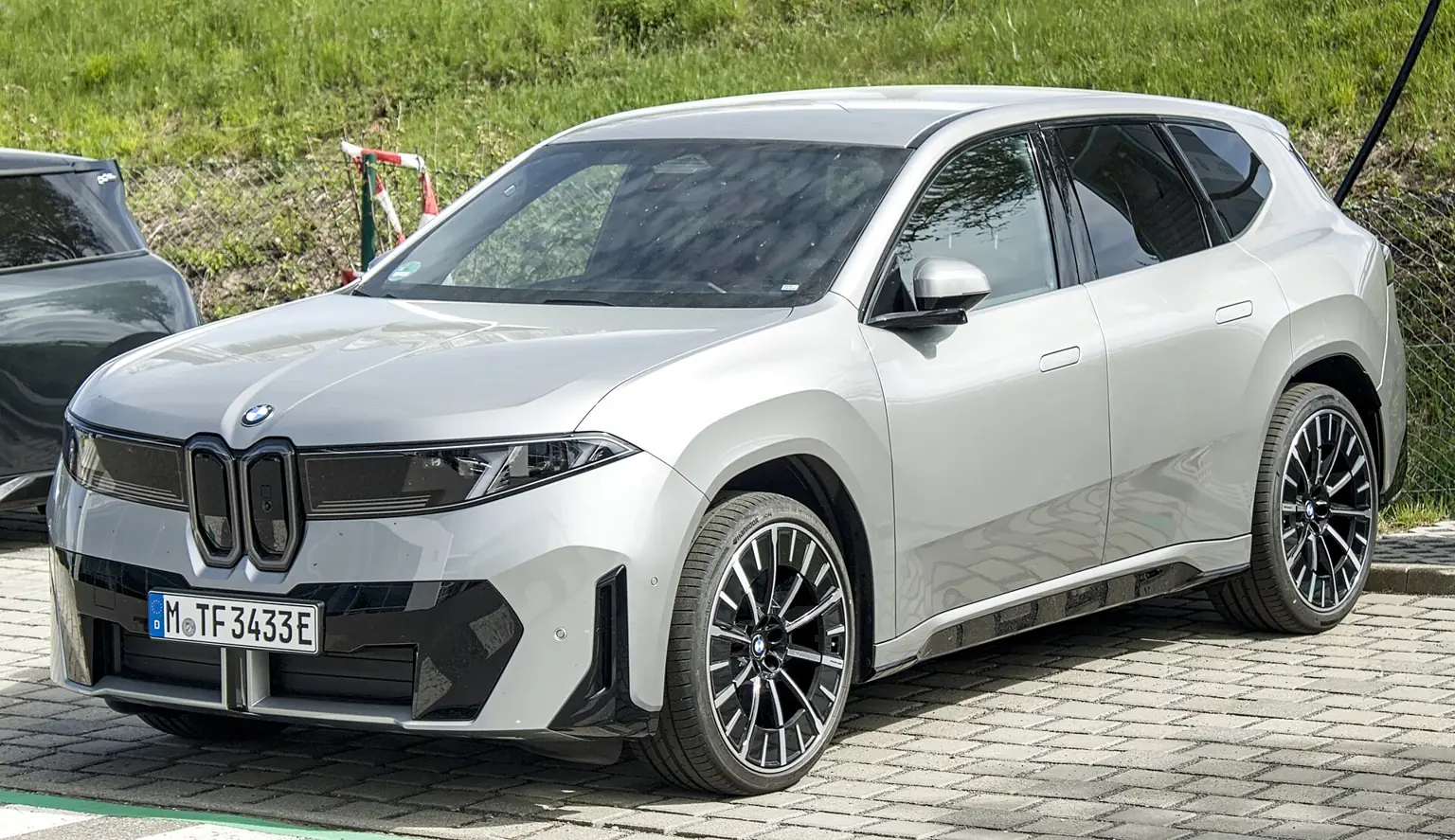 Bílé BMW iX3 generace Neue Klasse při pohledu zepředu a z boku