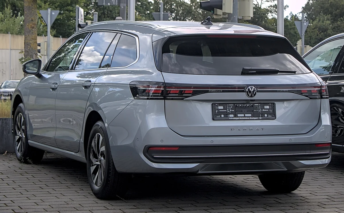 Šedý Volkswagen Passat Variant generace B9 při pohledu zezadu