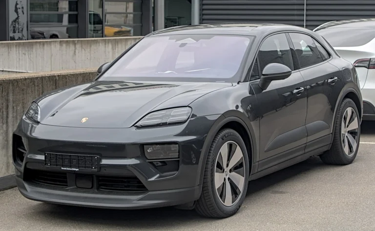 Šedé elektrické Porsche Macan při pohledu zepředu