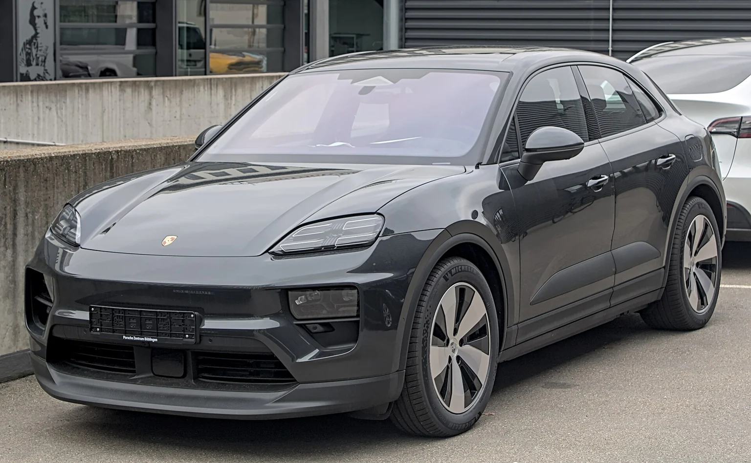 Šedé elektrické Porsche Macan při pohledu zepředu