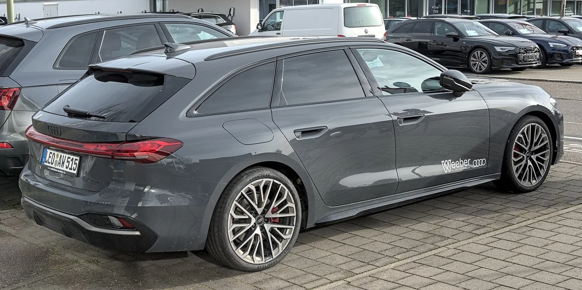 Šedé Audi A5 Avant nové generace B10 zezadu