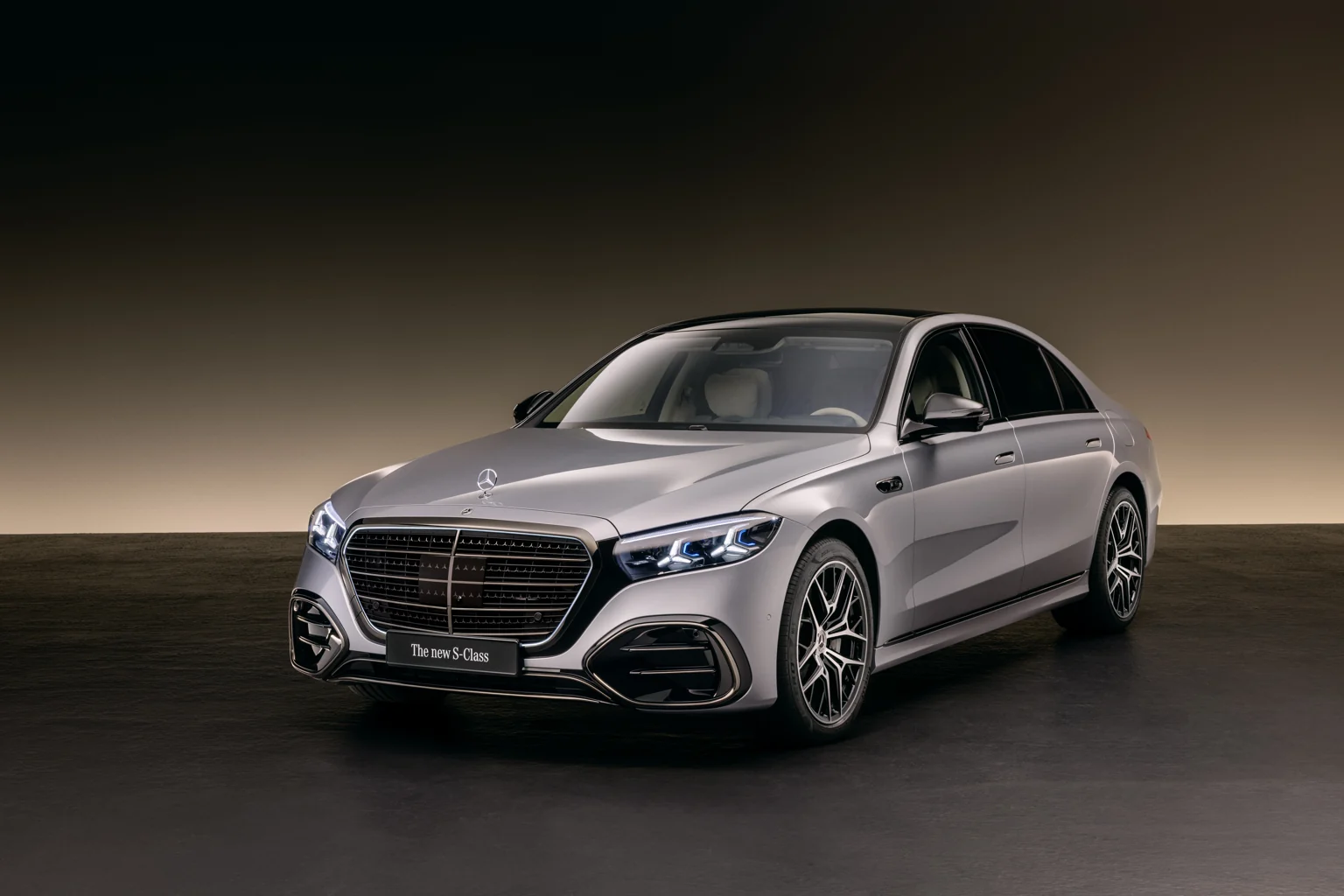 Stříbrný modernizovaný Mercedes-Benz třídy S z roku 2026