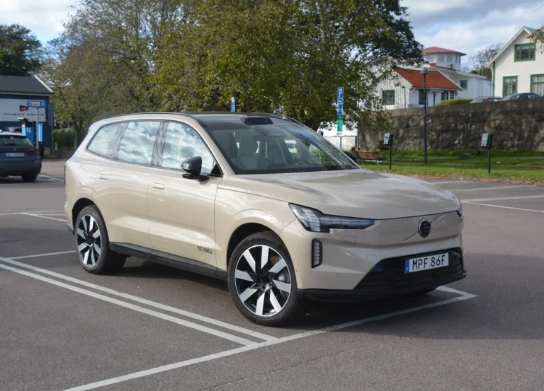 Světlé Volvo EX90 při pohledu zepředu a z boku