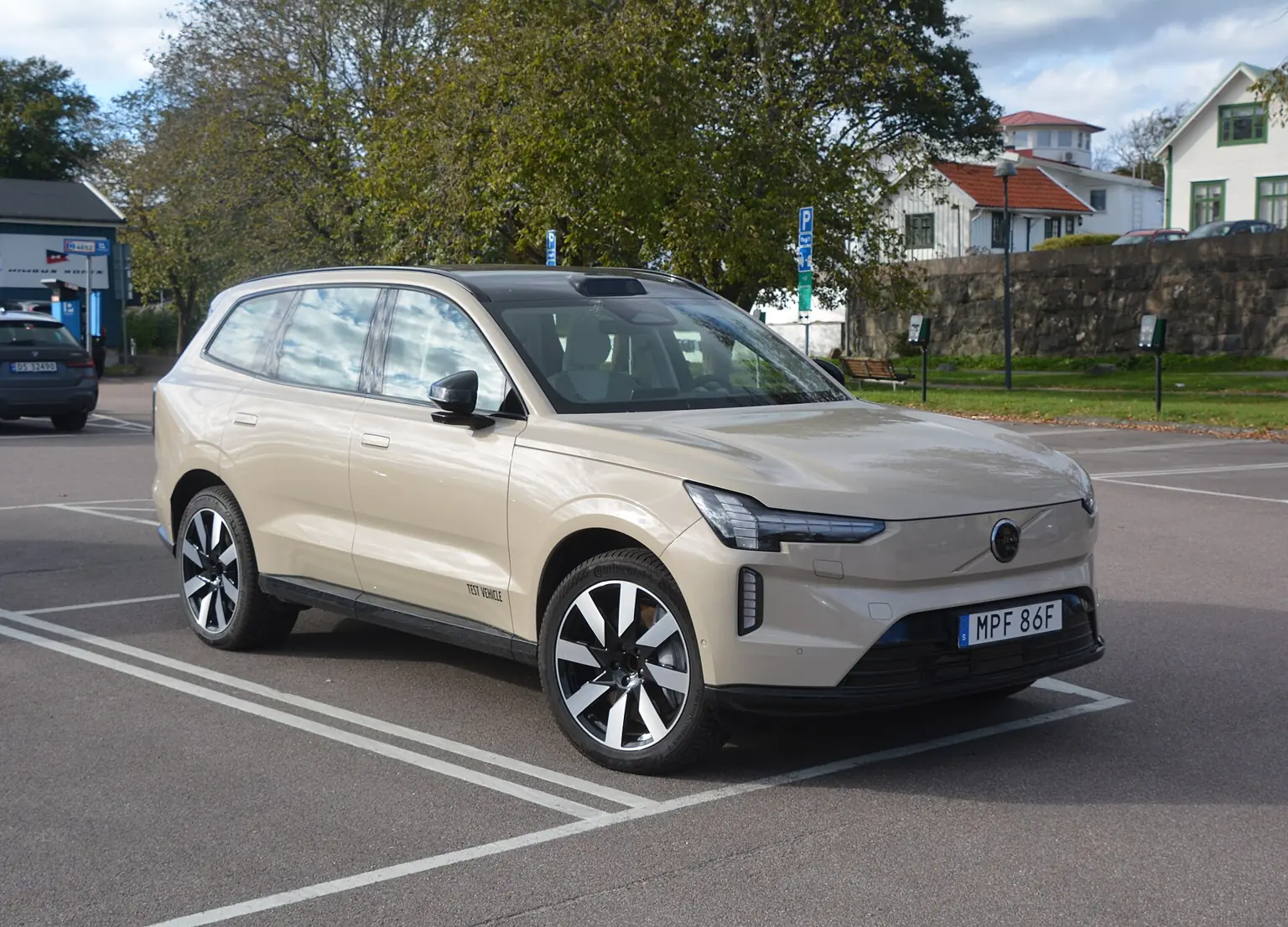 Světlé Volvo EX90 při pohledu zepředu a z boku