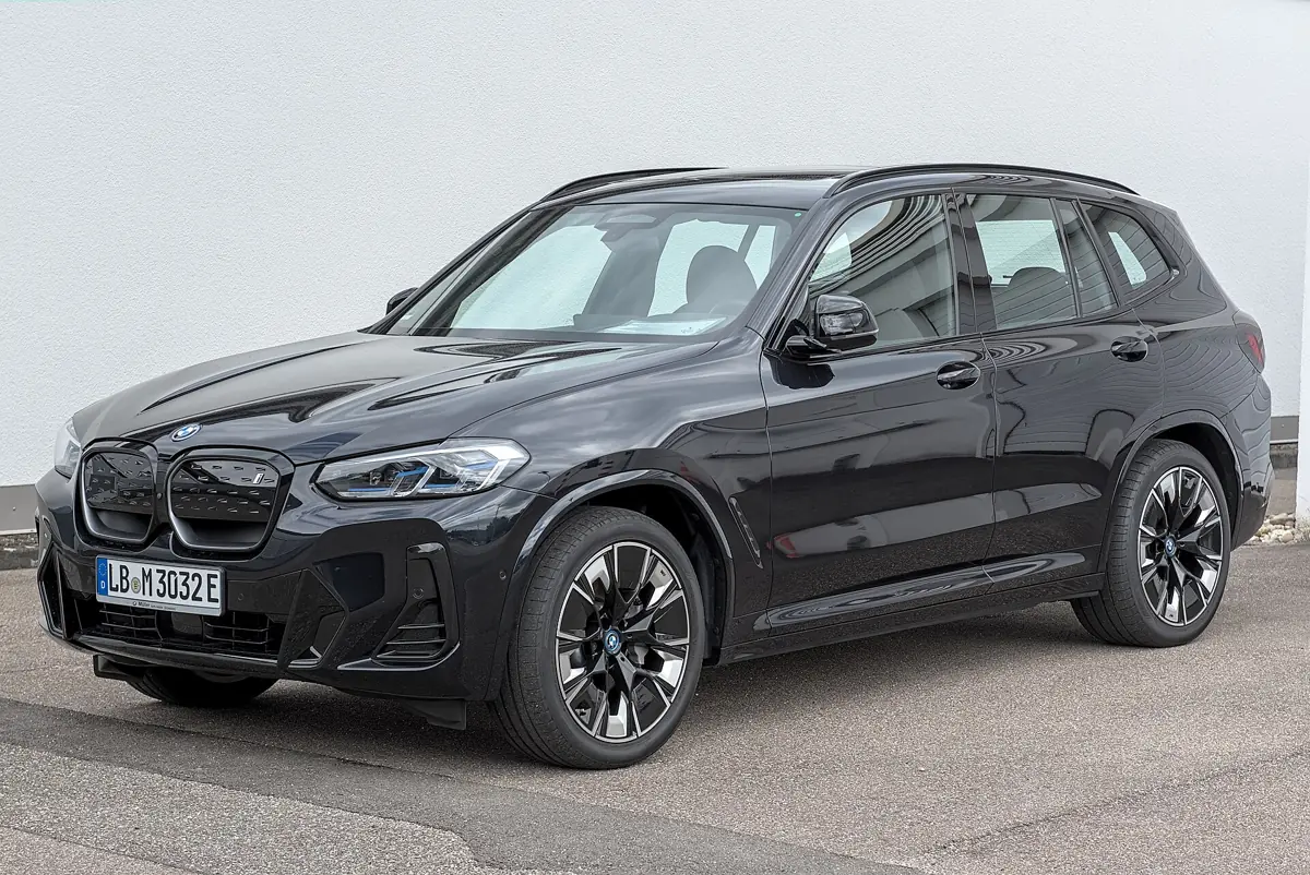 Šedé BMW iX3 předchozí generace G08 po modernizaci