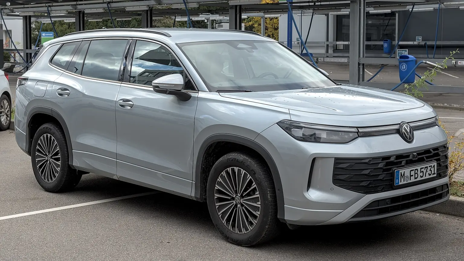 Šedý evropský Volkswagen Tayron druhé generace při pohledu zepředu