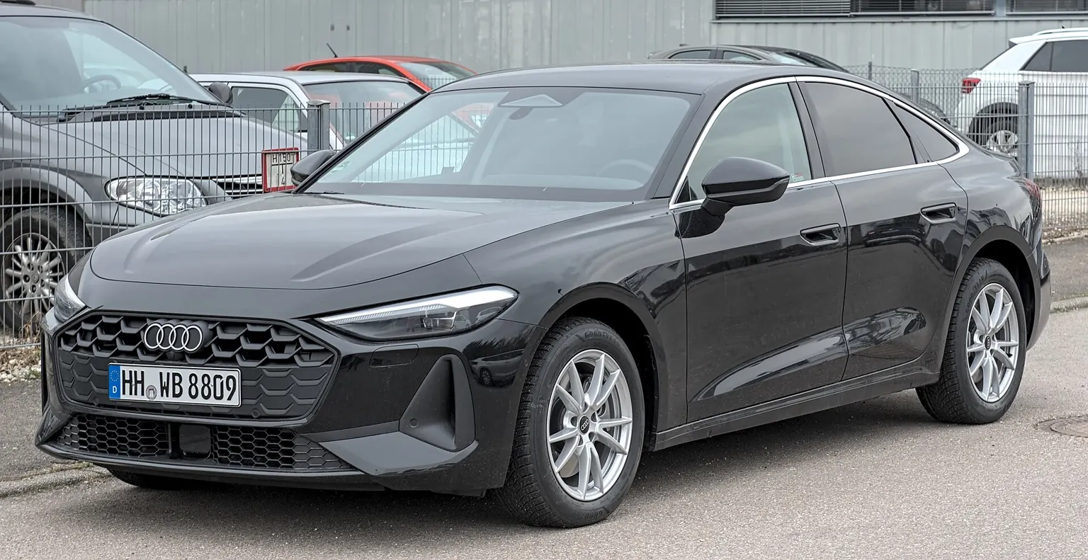 Šedé Audi A5 generace B10 při pohledu zepředu