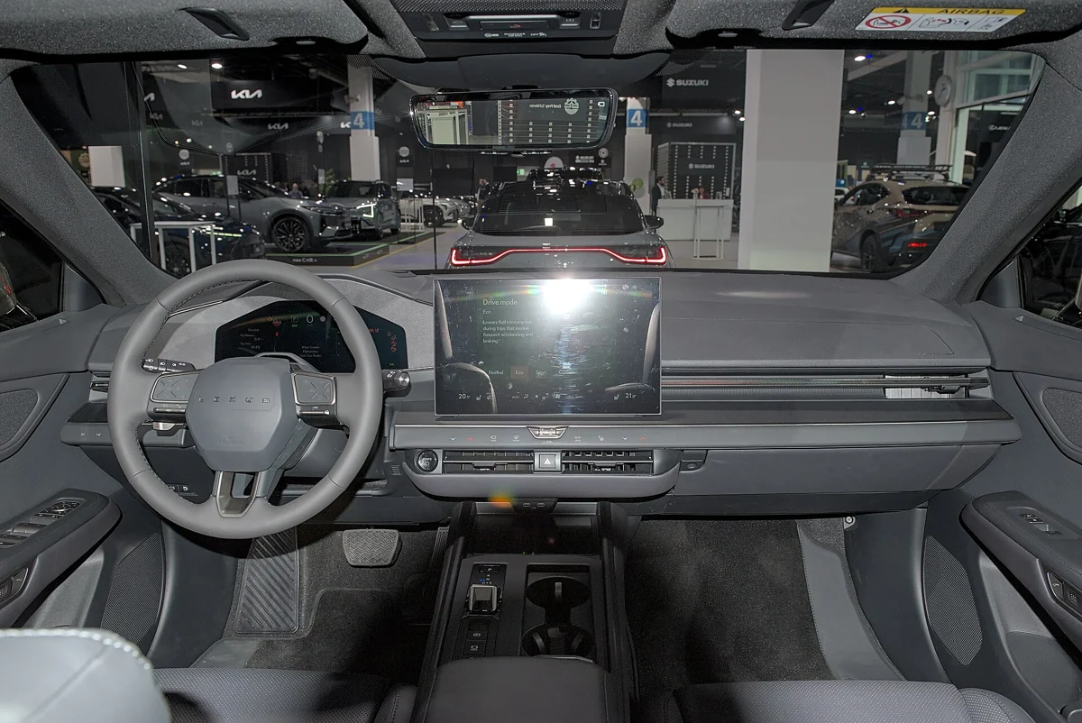 Světlý interiér nové osmé generace Lexusu ES na autosalonu