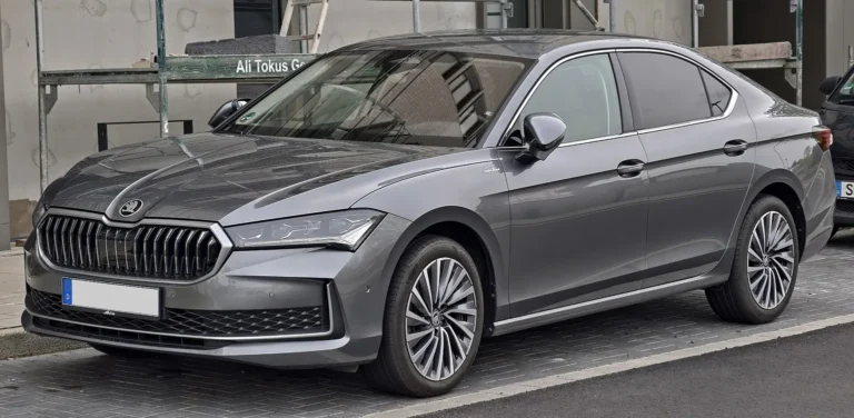 Šedá Škoda Superb čtvrté generace v karoserii liftback