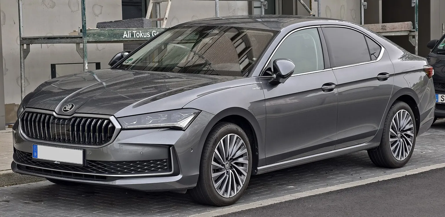 Šedá Škoda Superb čtvrté generace v karoserii liftback