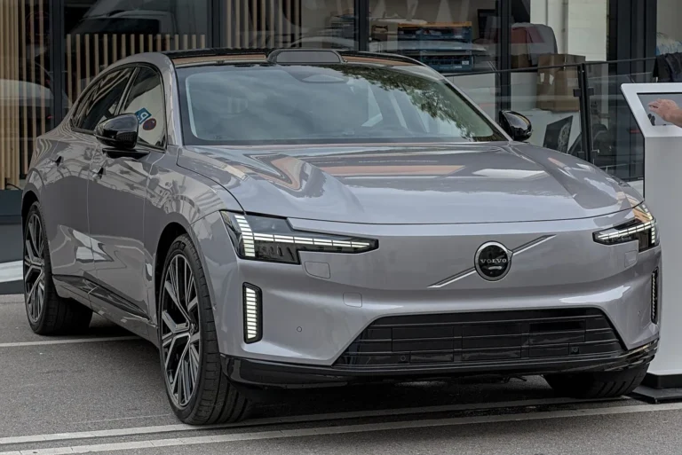 Šedé elektrické Volvo ES90 při pohledu zepředu