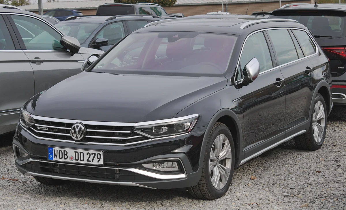 Tmavý Volkswagen Passat generace B8 po modernizaci