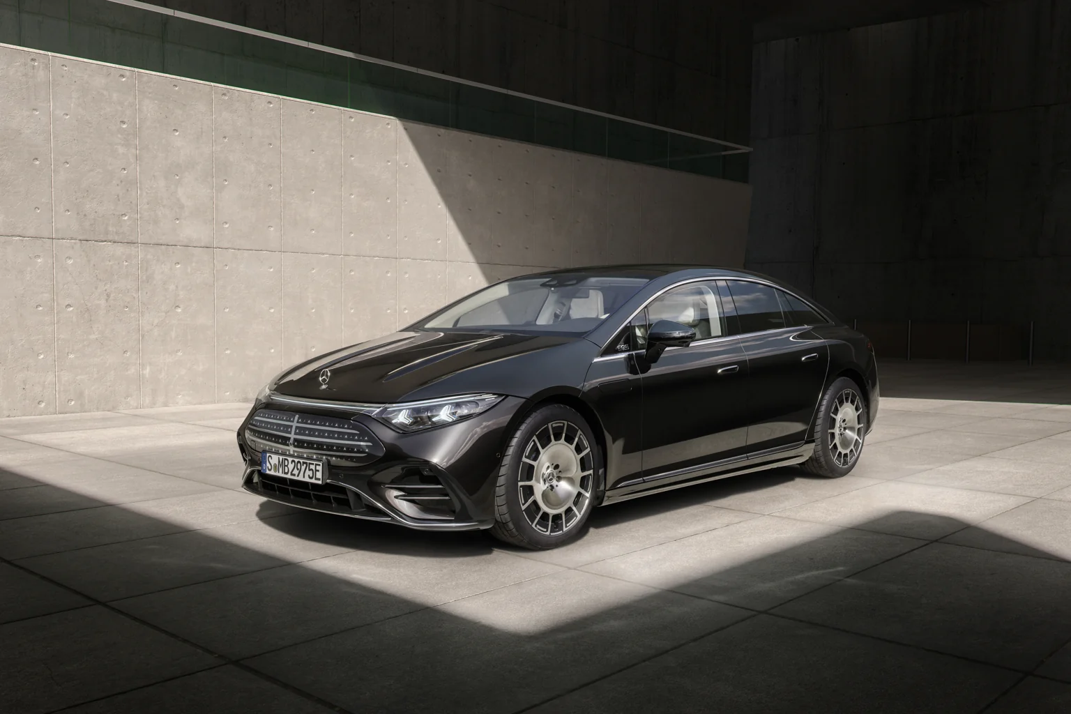 Černý Mercedes-Benz EQS po modernizaci z roku 2026