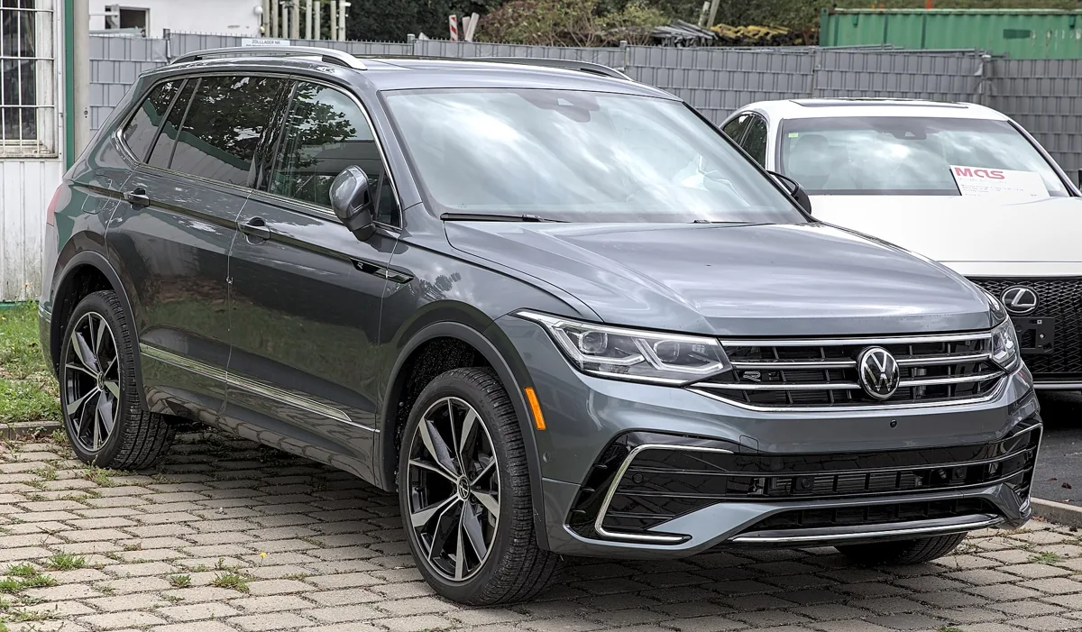 Šedý Volkswagen Tiguan Allspace po modernizaci jako předchozí rodinná alternativa