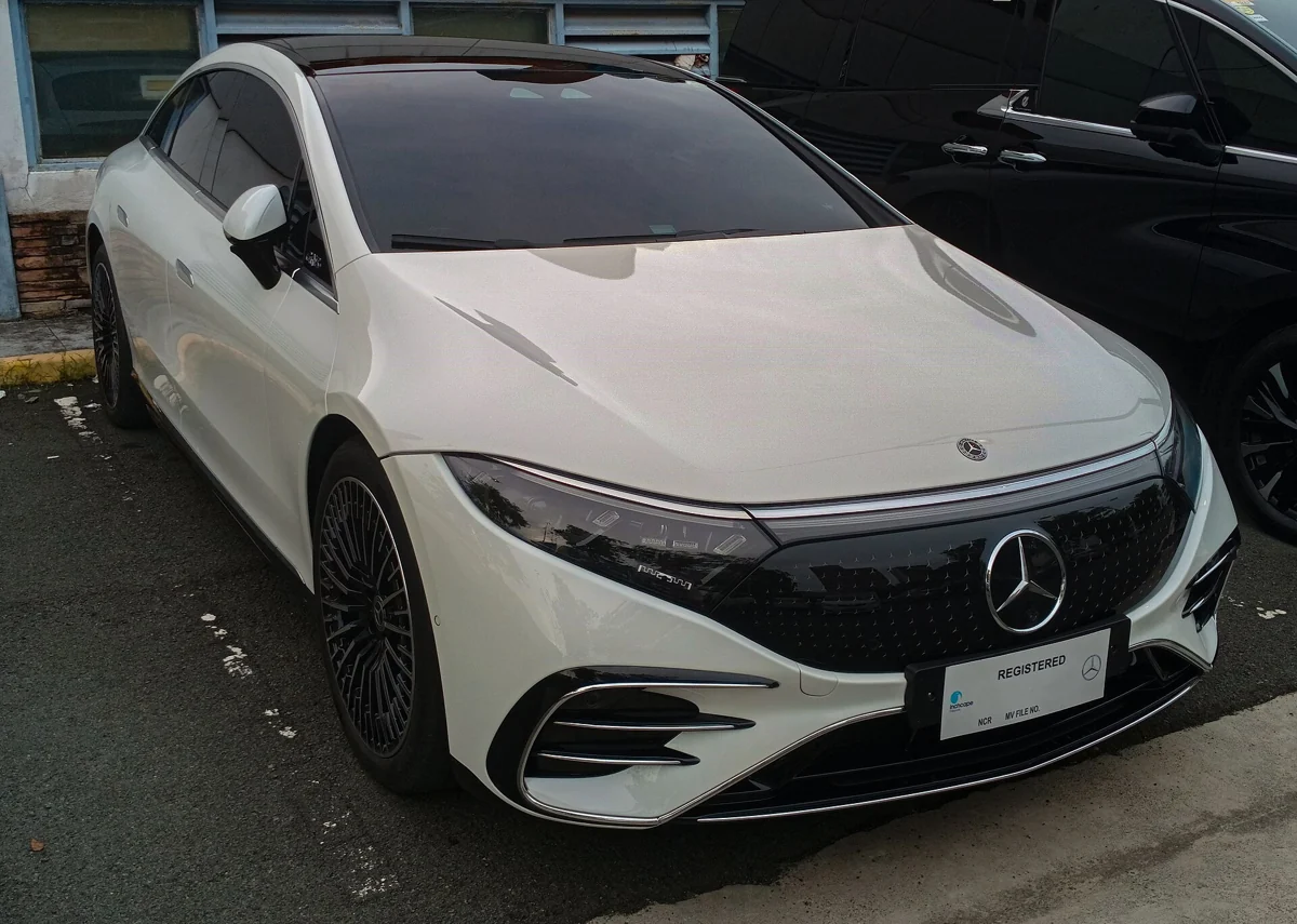 Bílý Mercedes-Benz EQS v předchozím provedení z roku 2024