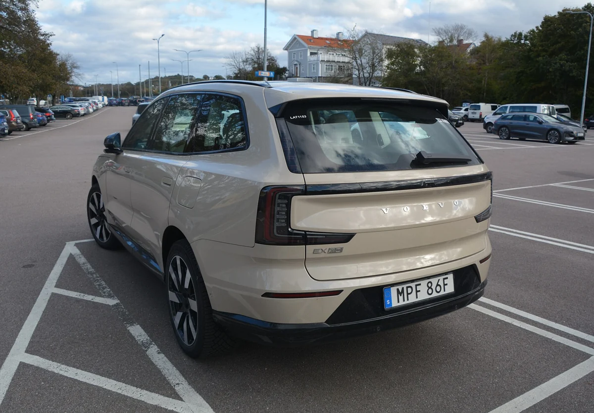 Světlé elektrické Volvo EX90 při pohledu zezadu