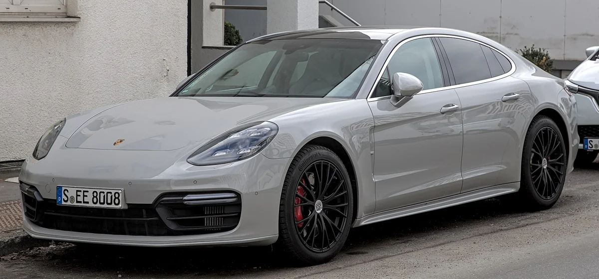 Bílé Porsche Panamera Turbo předchozí druhé generace
