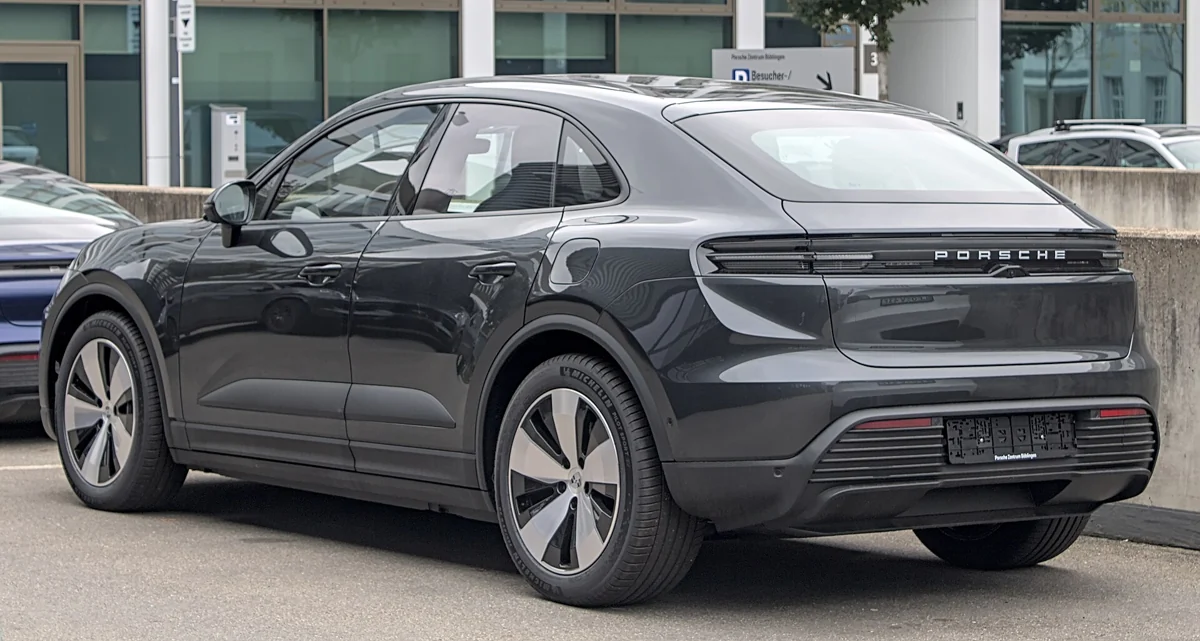 Šedé elektrické Porsche Macan při pohledu zezadu a z boku