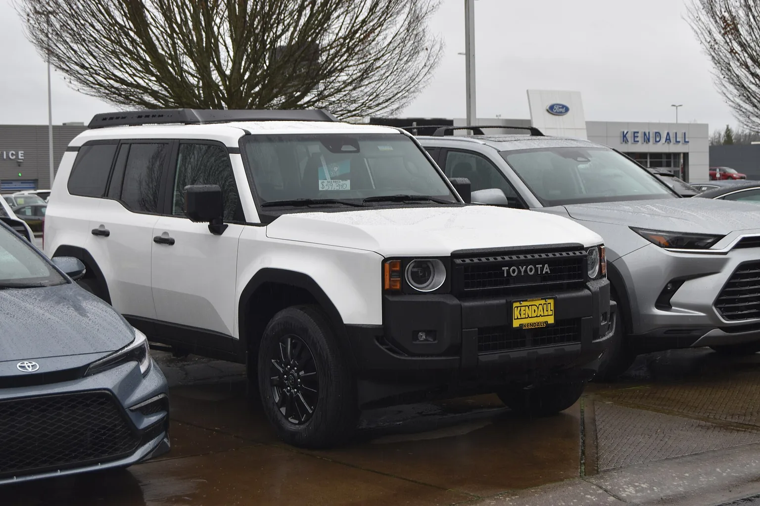 Bílá Toyota Land Cruiser řady J250 při pohledu zepředu
