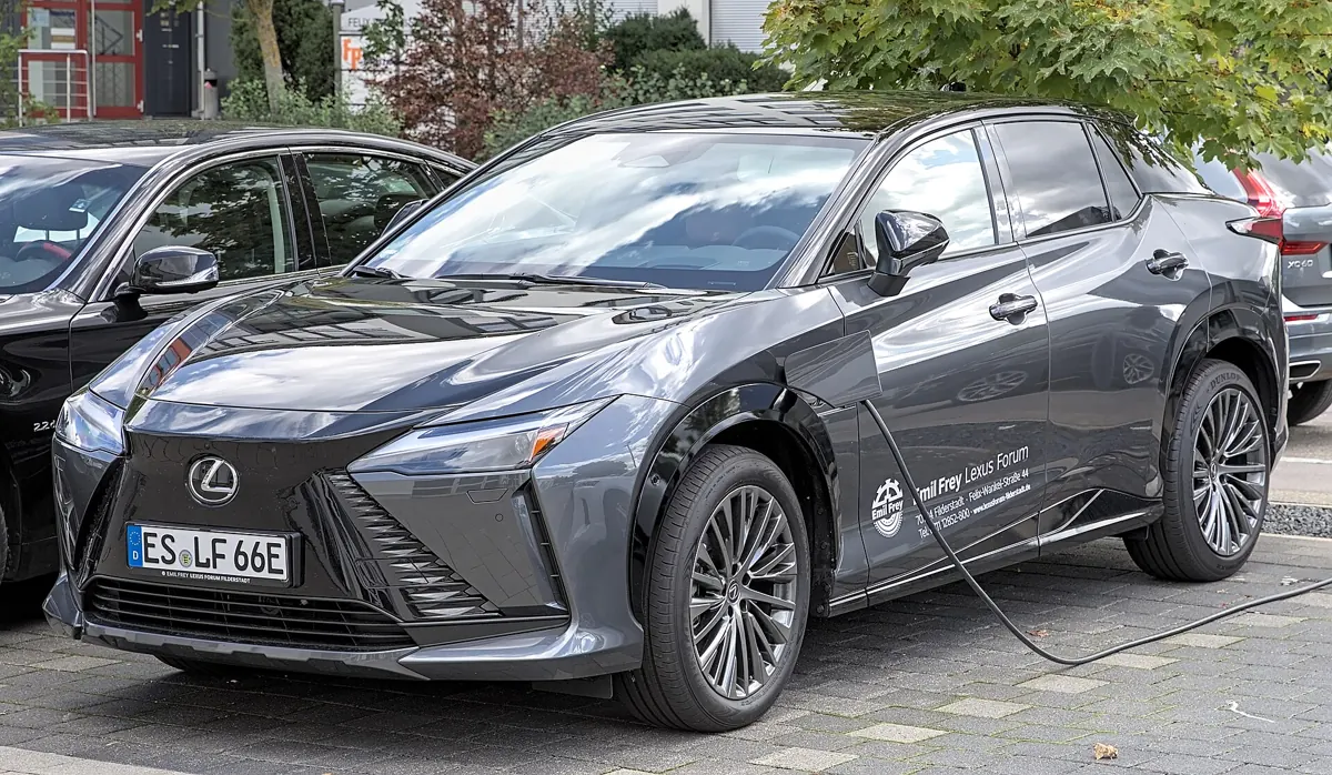 Šedý Lexus RZ 450e v původním provedení před modernizací