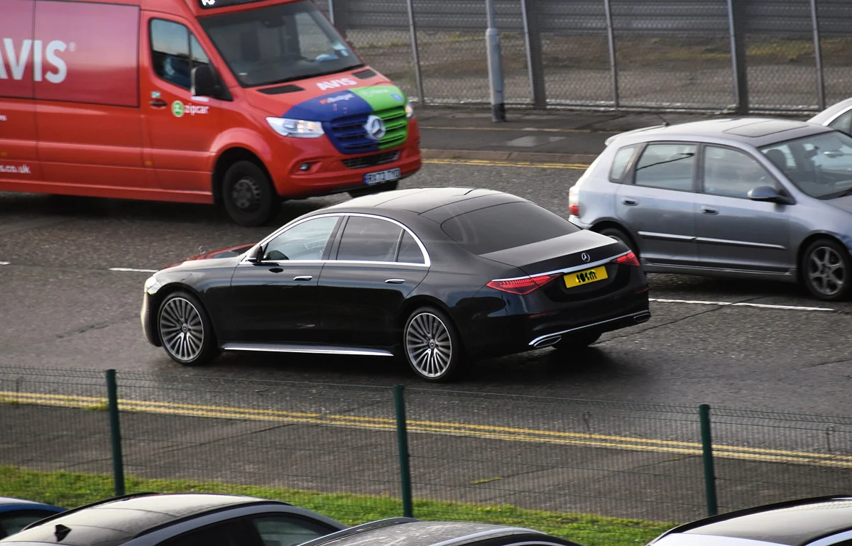 Černý Mercedes-Benz třídy S W223 před modernizací
