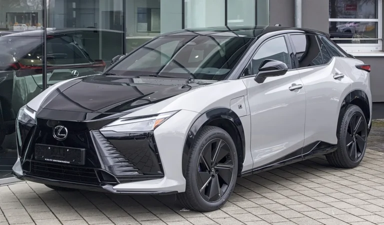 Modernizovaný Lexus RZ 550e v šedé barvě zepředu